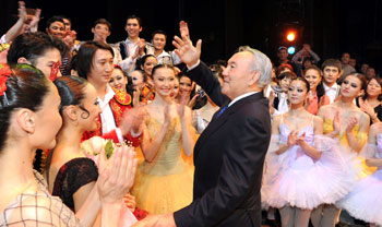 President Nazarbayev attended the Don Quixote ballet at the Kulyash Baiseitova theatre in Astana on Jan. 27, enjoying a light moment with the performers afterwards. 1360167591