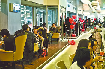 Marrone Rosso Astana is a meeting point for coffee and dessert lovers of all ages. 1364494922