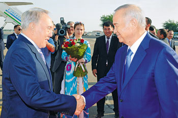President of Kazakhstan Nursultan Nazarbayev and President of Uzbekistan Islam Karimov discussed a wide range of bilateral issues, focusing on ensuring security in Central Asia after the international coalition withdrawal from Afghanistan. 1372255614