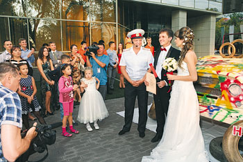 This past summer Almaty residents witnessed a wedding ceremony at a service station. 1381317285